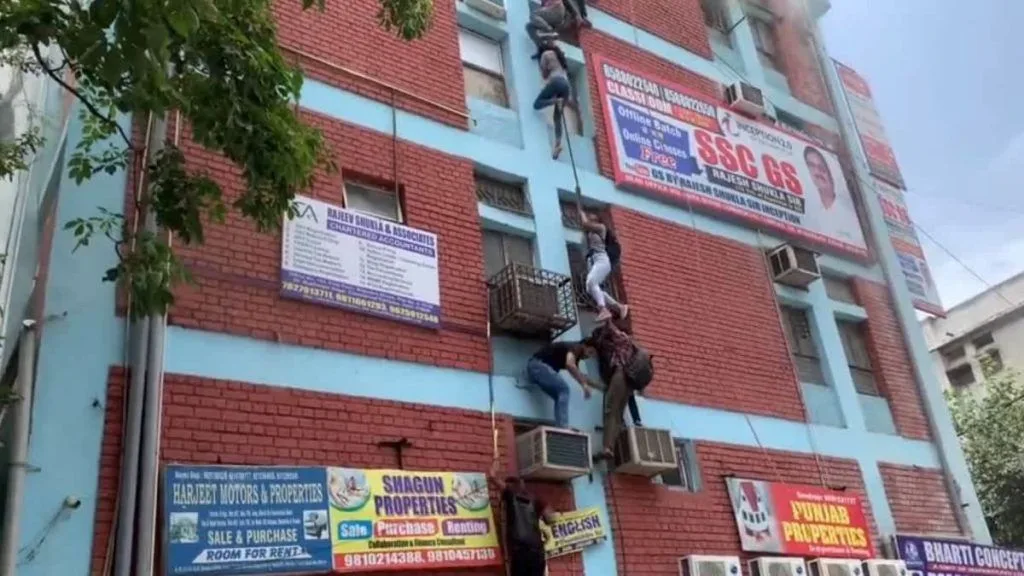 दिल्ली कोचिंग सेंटर में आग: दिल्ली के मुखर्जी नगर में IAS कोचिंग सेंटर में आग लगने से 22 छात्र घायल हो गए